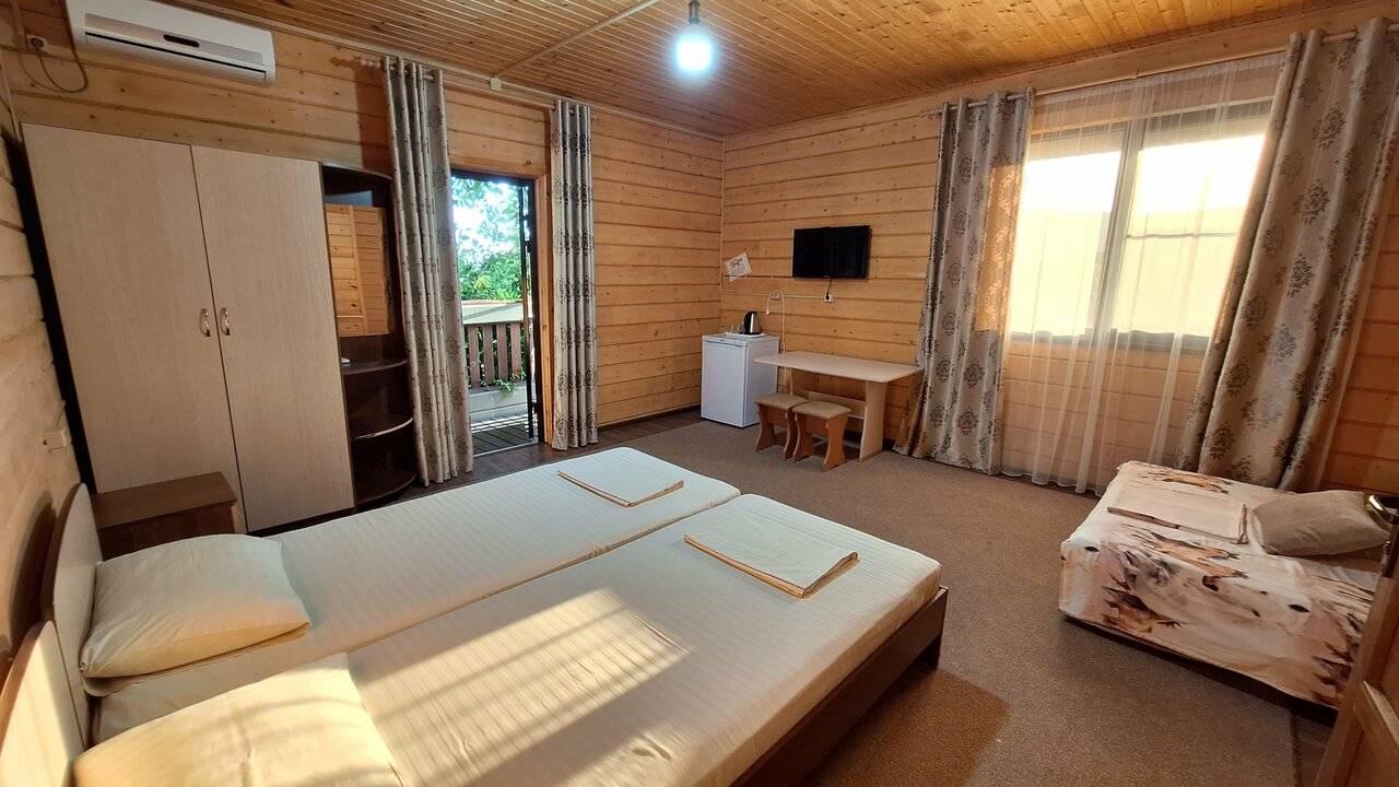 Фотографии номера Четырехместный номер с раздельными кроватями в Гостевом доме Мама Джан Архипо-Осиповка